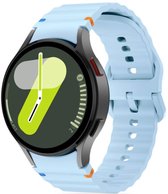 By Qubix - Wave Sportbandje met aansluitknop - Geschikt voor Samsung Galaxy Watch 7 (40 & 44mm) / Galaxy Watch FE / Galaxy Watch 6 / Galaxy Watch 6 Pro / Galaxy Watch 5 / 5 Pro / Galaxy Watch 4 / 4 Classic / 20mm - Lichtblauw