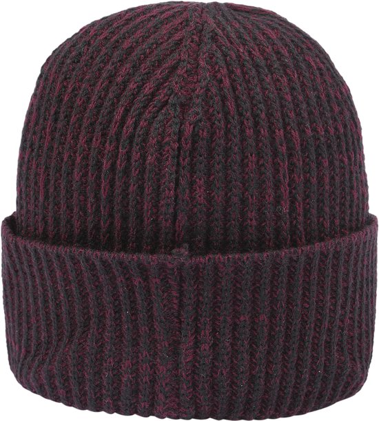 Bordeauxrode gebreide muts met zwarte accenten en ribbelpatroon.