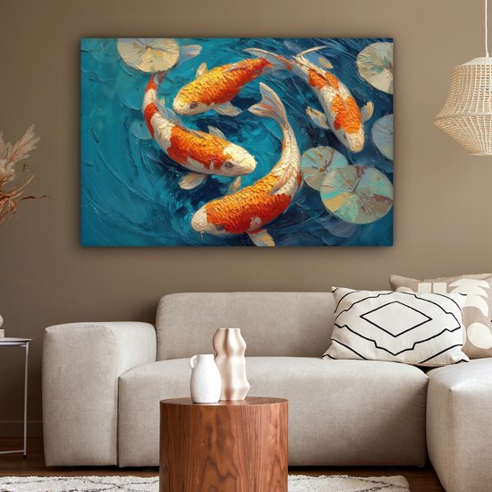Vier oranje en witte karpers zwemmen in een cirkel in helderblauw water met waterlelies. Dikke verfstructuur.