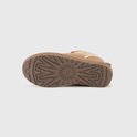 Onderkant van een bruine UGG sneaker met UGG-logo profiel.