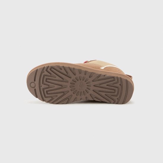 Onderkant van een bruine UGG sneaker met UGG-logo profiel.