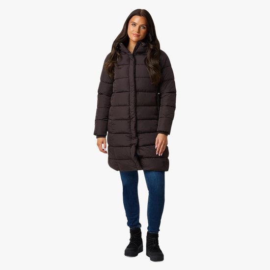 Model in bruine, gewatteerde winterjas voor dames, staand met de handen langs het lichaam.