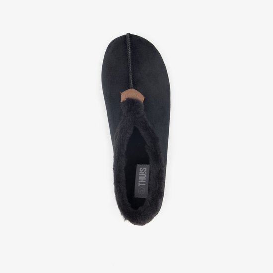 Bovenkant van een zwarte pantoffel met imitatiebont voering en merklabel THU!S.