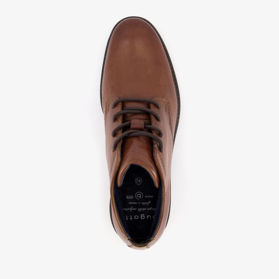 Bovenkant van een cognac leren Bugatti veterschoen met veters en logo 'Bugatti since 1978'.