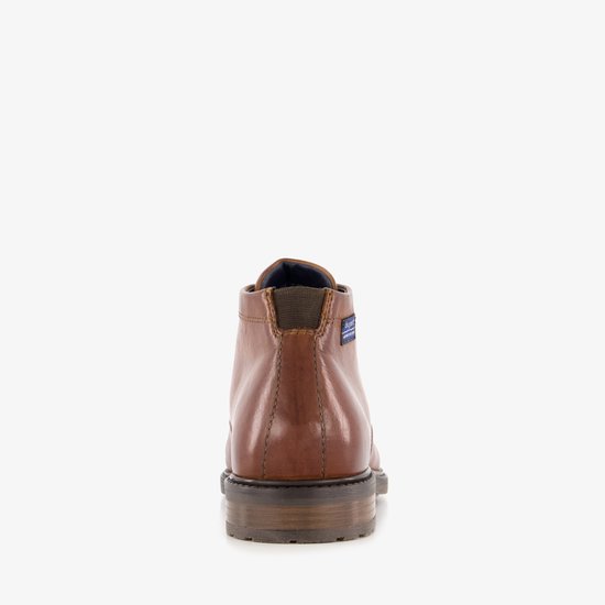 Achterkant van een cognac leren Bugatti veterschoen met blauw label.