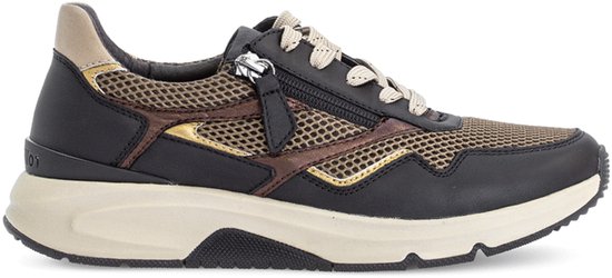 Zwarte sneaker met beige veters, gouden en bruine accenten, en beige zool.