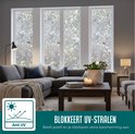Woonkamer met sofa en raamfolie met bloemenpatroon. Blokkeert UV-stralen. Anti UV.