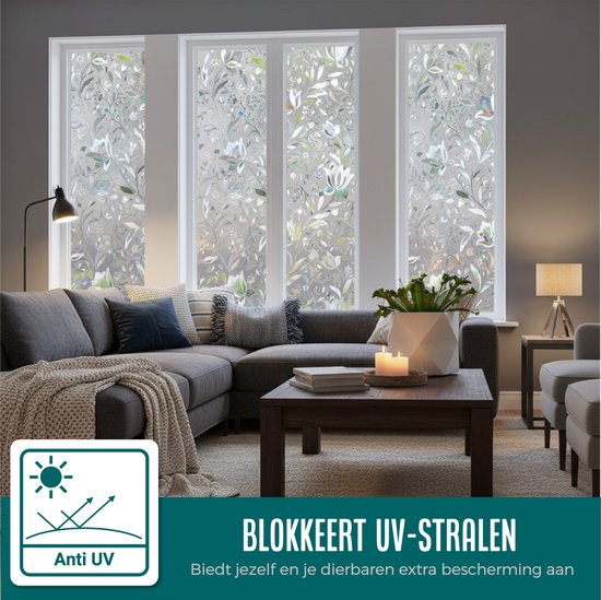 Woonkamer met sofa en raamfolie met bloemenpatroon. Blokkeert UV-stralen. Anti UV.