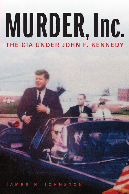 Boek "Murder, Inc.": The CIA Under John F. Kennedy. John F. Kennedy staat bij een auto, met mensen op de achtergrond.