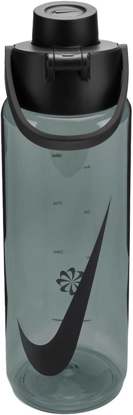 Grijze Nike bidon met zwarte dop en grote swoosh. Capaciteitsmarkeringen in ml aan de zijkant.