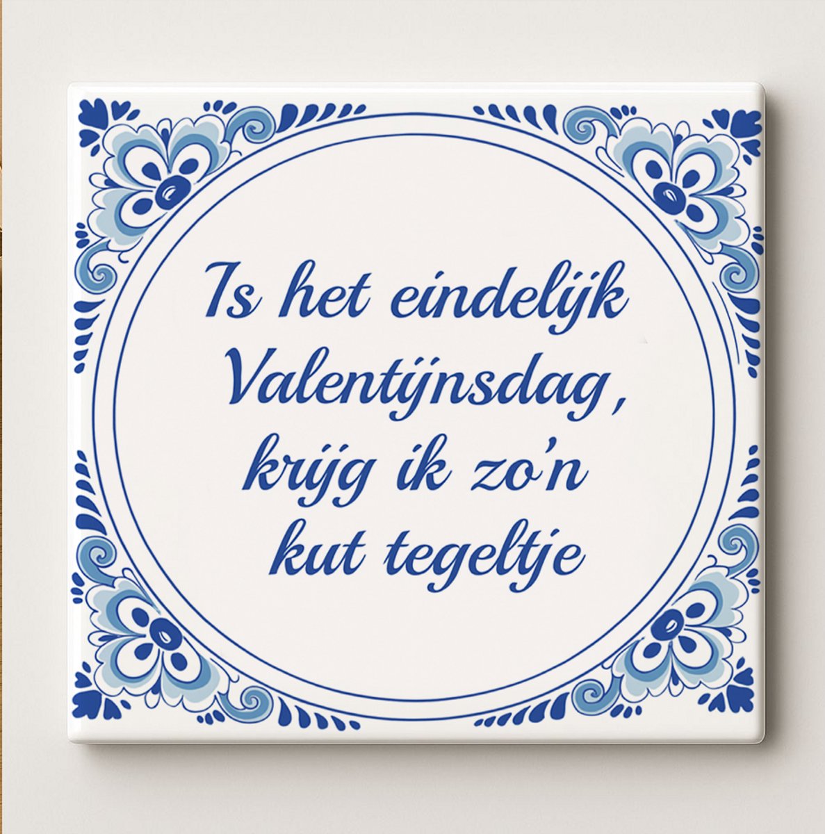 Nevolis Keramische Grappige Valentijn Tegel 15x15cm – “Is Het Eindelijk Valentijnsdag, Krijg Ik Zo’n Tegeltje” – Humoristische Delfts Blauwe Muurdecoratie Cadeau Multi Color