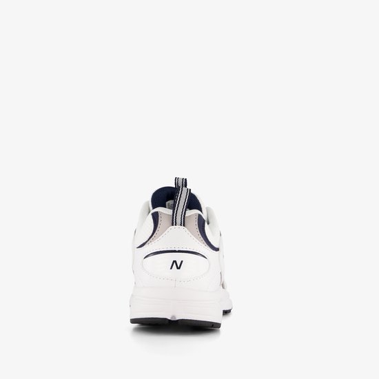Achterkant van een witte New Balance 408 sneaker met marineblauwe en grijze details, witte veters en een gestreept lipje.