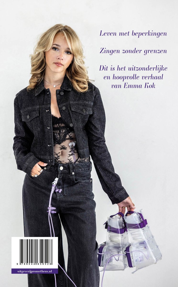 Een meisje met blond haar, Emma, draagt een zwarte spijkerjas over een kanten topje en een spijkerbroek. Ze draagt medische apparatuur en houdt twee paarse pompen vast.