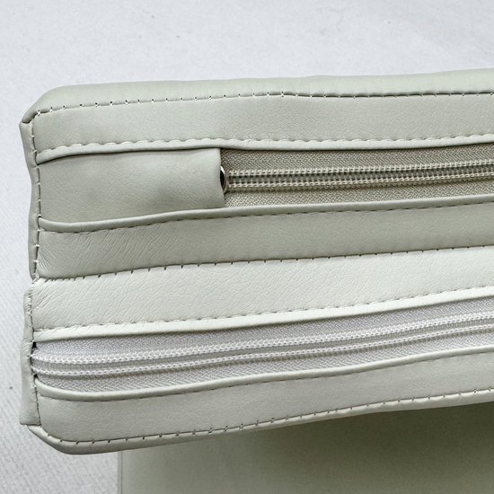 Detail van de beige speelmat met ritssluiting en gestikte naden.