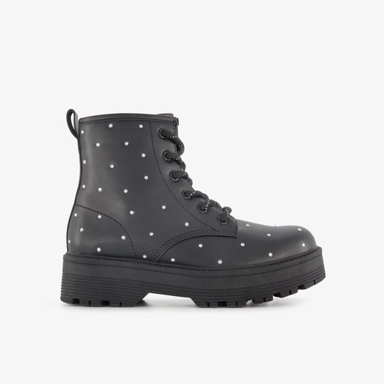 Zwarte Skechers laars met witte stippen, met veter- en ritsluiting.