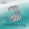 Zilveren verstelbare stalen ring met cirkelvormig patroon.