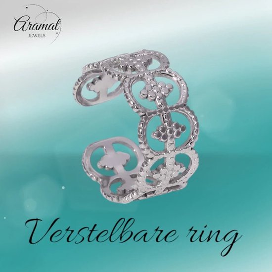 Zilveren verstelbare stalen ring met cirkelvormig patroon.
