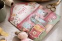 Doos van Rosa's House sticker story, met een huis, bloemen en stickers.