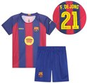 Barcelona kinder voetbaltenue met shirt en broekje. Shirt heeft rode/blauwe strepen, FCB-logo en "Barça". Broekje is blauw met FCB-logo. Rug van shirt toont "F. DE JONG 21".