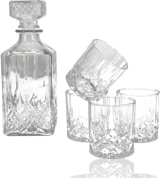 Lege glazen karaffen en glazen met diamantpatroon, op een witte achtergrond.
