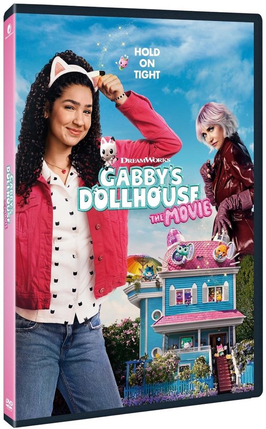 Gabby's Poppenhuis The Movie DVD: Een meisje met kattenoren hoofdband, roze jas, witte blouse en spijkerbroek, naast een roze en blauw poppenhuis.
