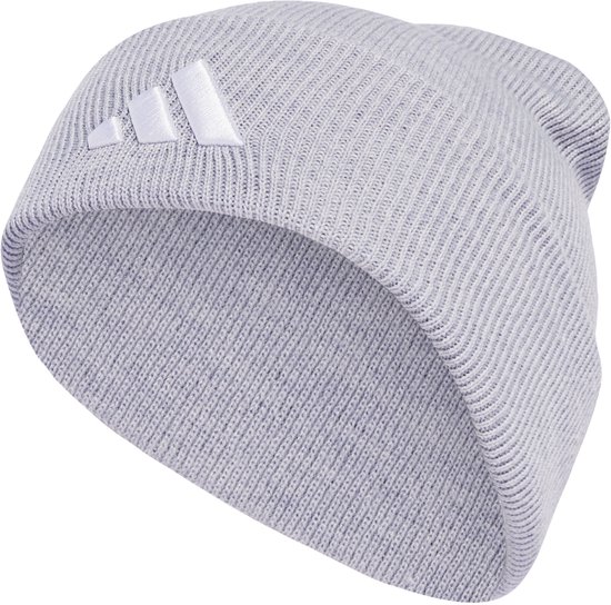 Lichtpaarse beanie met een omslag en het witte Adidas logo aan de zijkant.