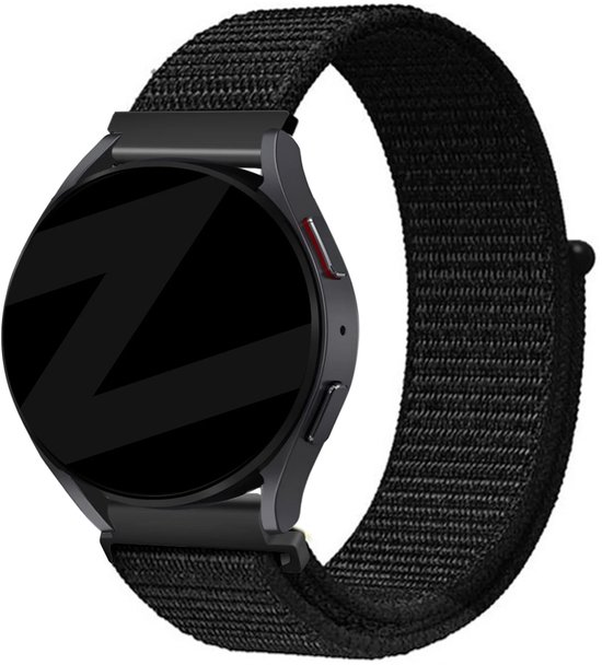 Zwarte nylon horlogeband met klittenband aan de zijkant van een smartwatch.