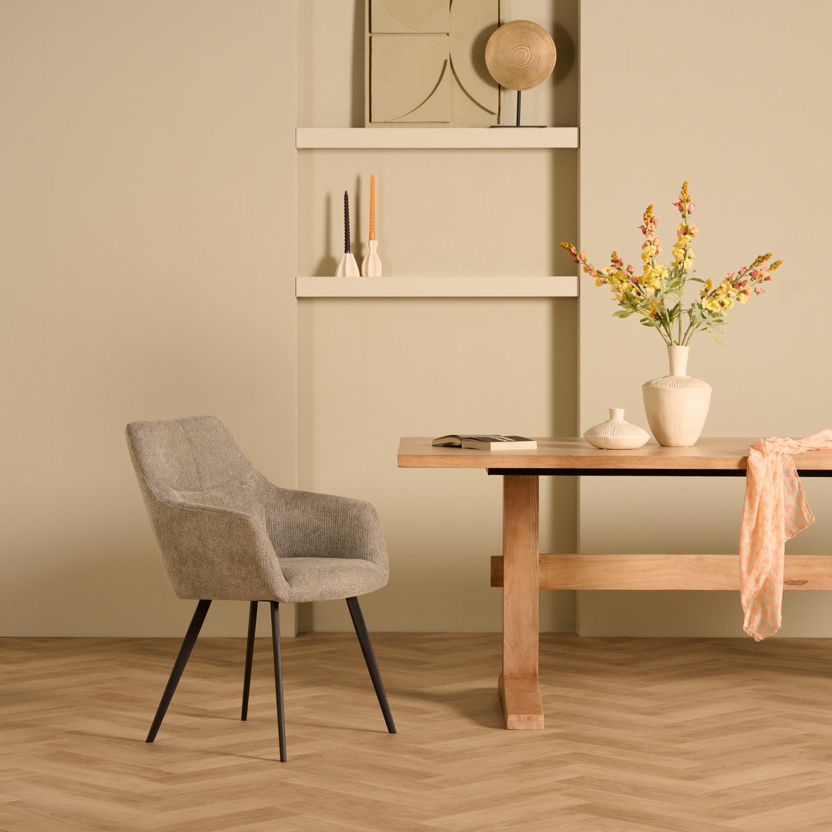 Eetkamerstoel Kaavi - Armstoel Sage Grijsgroen Stof - Modern Comfort