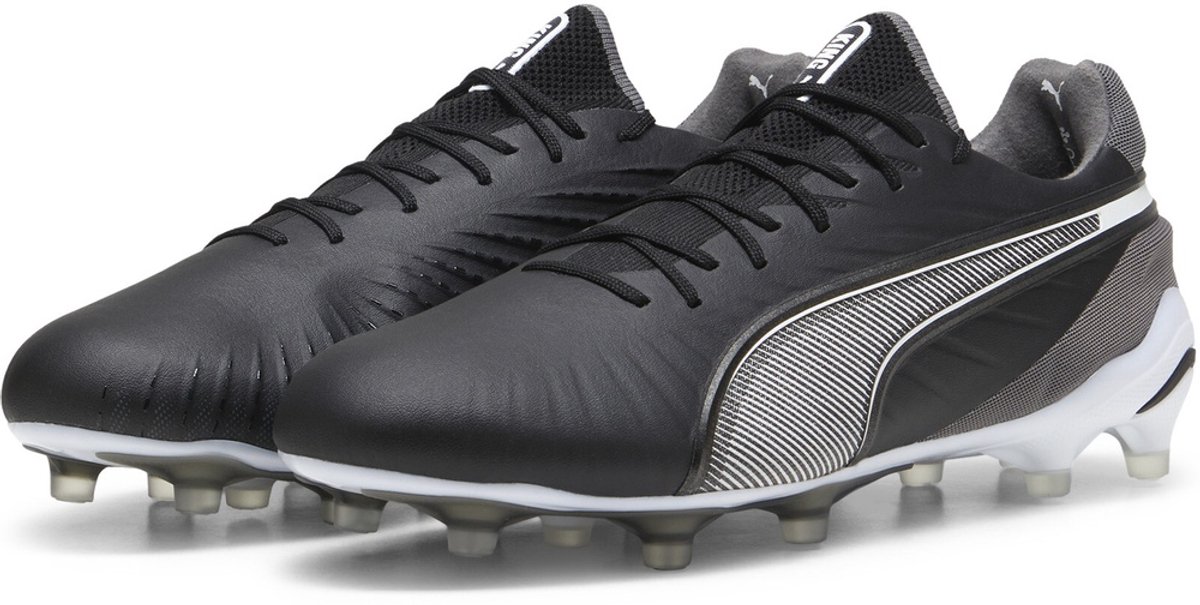 Puma Fußballschuhe Low King Ultimate FG/AG in zwart, wit en donkergrijs, maat 45, met K-BETTER™ bovenmateriaal.