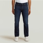 Man met donkerblauwe G-Star Mosa Straight jeans, wit T-shirt en witte sneakers.