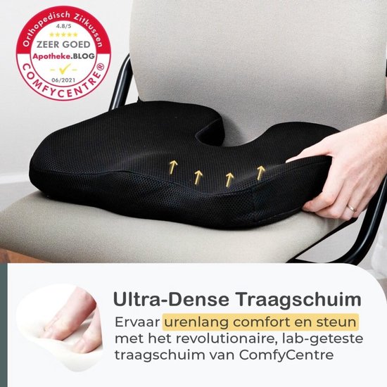 Een zwart orthopedisch zitkussen met gele lijnen, wordt op een stoel geplaatst en met de hand aangeraakt.