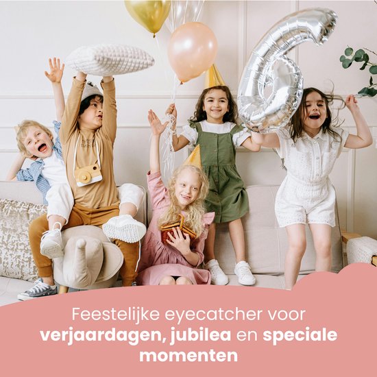 Kinderen vieren feest met zilveren cijfer 6 ballon