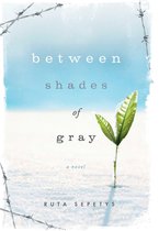 Boek "Between Shades of Gray" met een jonge groene plant op besneeuwde grond, met prikkeldraad aan de randen.