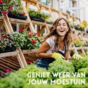 Lachende vrouw in tuin met planten, tekst 'Geniet weer van jouw moestuin'.