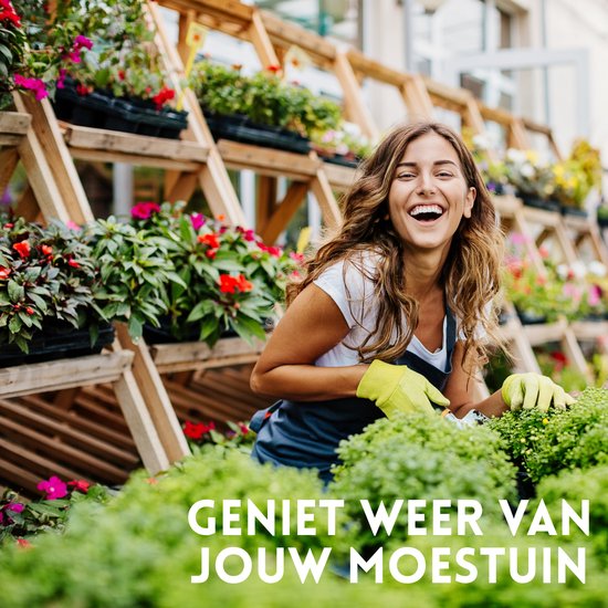 Lachende vrouw in tuin met planten, tekst 'Geniet weer van jouw moestuin'.