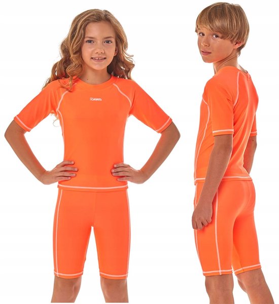 Jongen en meisje in neonoranje zwemset, korte mouwen en driekwart broek met witte biezen.