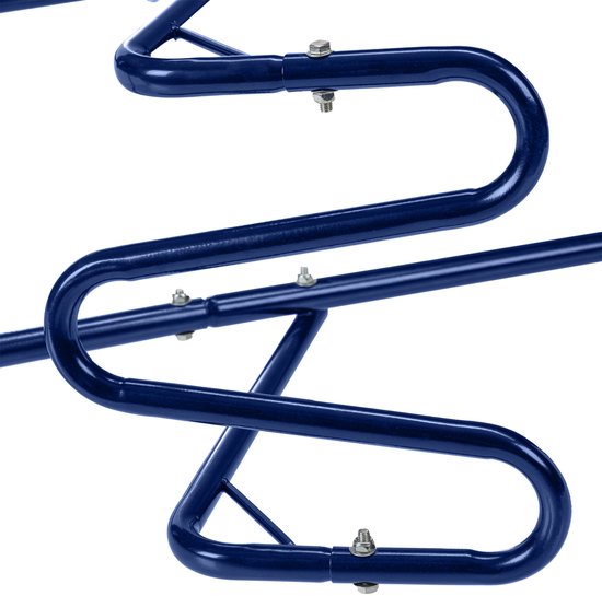 Gedetailleerde close-up van de blauwe metalen buizen en bouten van een afvalpers.