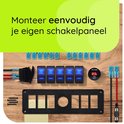 Onderdelen van een schakelpaneel: paneel, zes schakelaars, voltmeter en aansluitkabels.