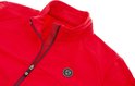 Detail van de hals en ritssluiting van een rood fietsshirt met logo.
