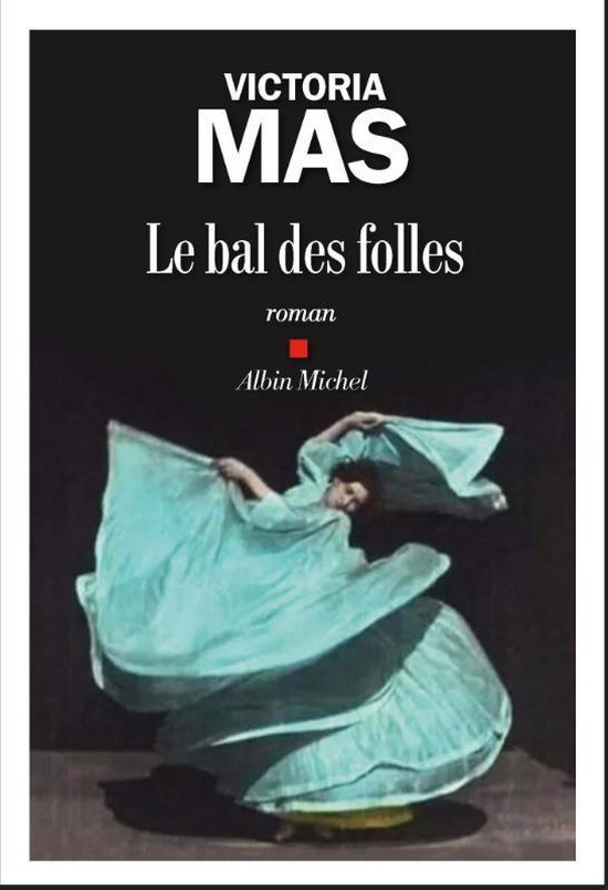Couverture du livre "Le bal des folles" de Victoria Mas, une femme en robe bleu pâle danse gracieusement.