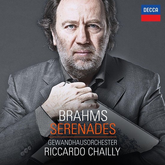 Portret van Riccardo Chailly in grijs jasje met de tekst Brahms Serenades en het Decca-logo.