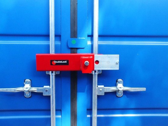 Rood DoubleLock containerslot op de blauwe deuren van een zeecontainer.