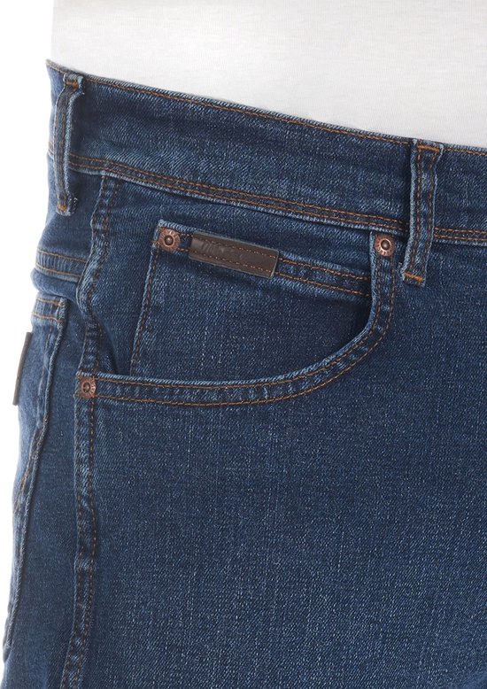 Donkerblauwe denim jeans met bruin leren Wrangler label op de zak.
