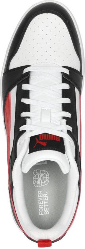 Bovenaanzicht van wit, zwart en rode PUMA Rebound v6 sneaker met 'FOREVER BETTER' binnenzool.