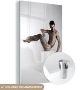 MuchoWow® Glasschilderij 60x90 cm - Schilderij acrylglas - Naakte man op witte kubus - Foto op glas - Schilderijen