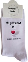 All you need is Wijn - Love - Hou van je - Verjaardag - Alcohol - Valentijns cadeau - Sokken met tekst - Witte sokken - Cadeau voor vrouw en man - Kado - Sokken - Verjaardags cadeau voor hem en haar - Verliefd - Vaderdag - Moederdag - LuckyDay Socks