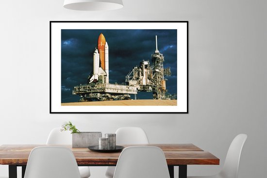 Photo en cadre - Les préparatifs pour le lancement de la navette spatiale dans le cadre photo du soir noir avec passe-partout blanc xxl 120x80 cm - Affiche sous cadre (Décoration murale salon / chambre)
