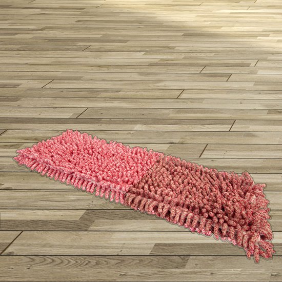 Serpillière en microfibre rouge et blanche posée sur un plancher en bois, avec des ombres.