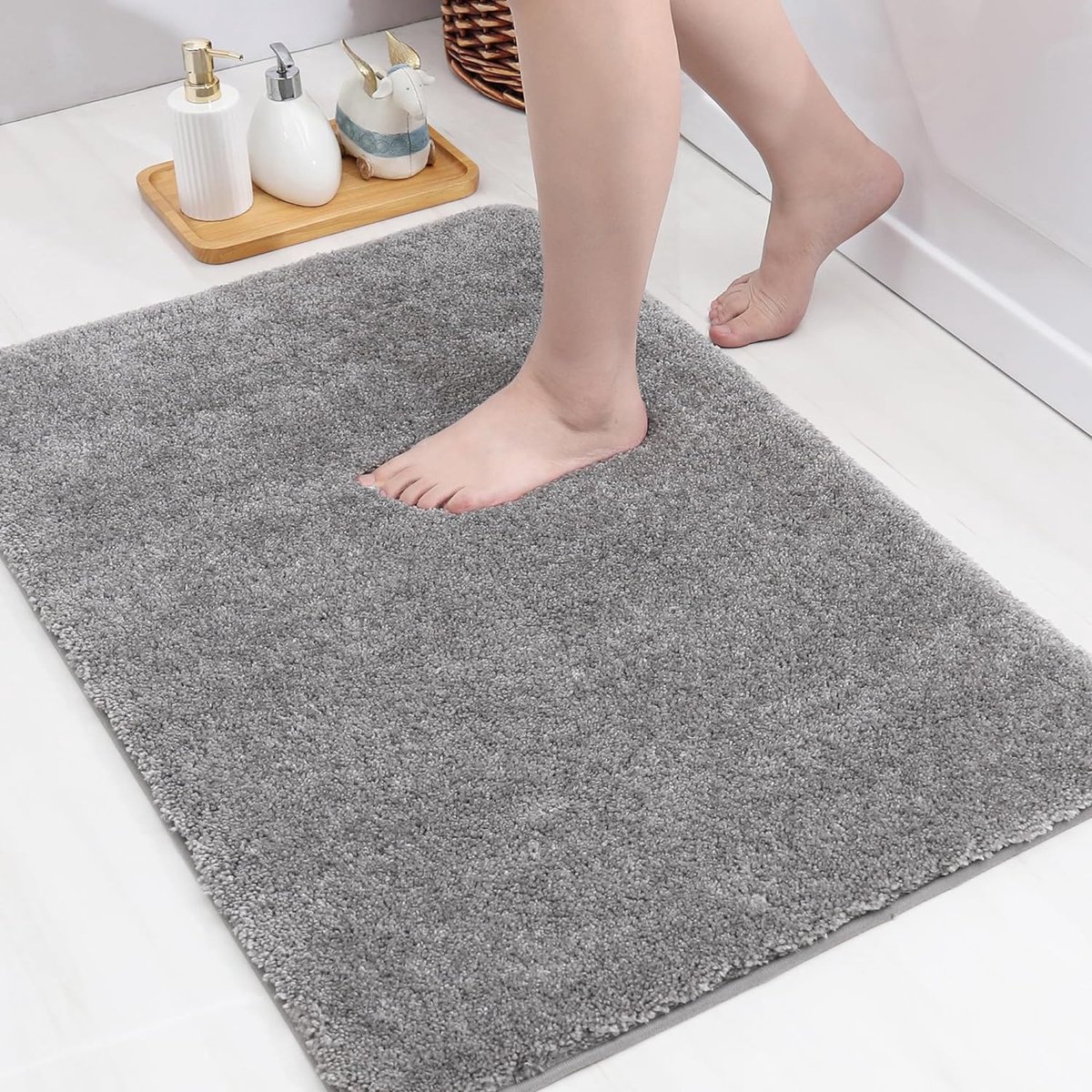 Microvezelbadmat, 60 x 90 cm, superzachte en absorberende badmat, antislip, machinewasbaar voor douche, badkuip en slaapkamer, 100% polyester, lichtgrijs