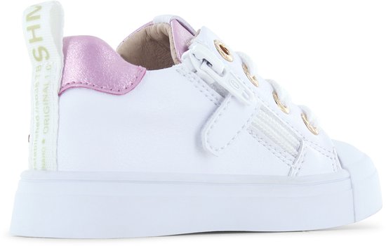 Witte sneaker met roze glitterdetails op de hiel, gouden veteroogjes en ritssluiting.